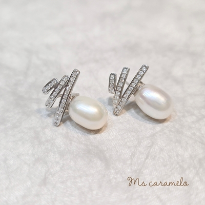 【焦糖小姐 Ms caramelo】 925純鍍K白 簡約線條淡水珍珠耳環