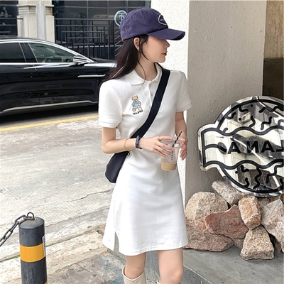 中大尺碼刺繡小熊POLO領下擺側開叉連身洋裝L~4L-Ballet Dolly