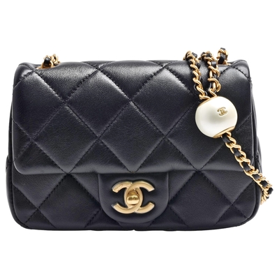 CHANEL香奈兒 經典仿舊雙C LOGO菱格紋小牛皮珍珠調節鍊帶斜背包(黑色)