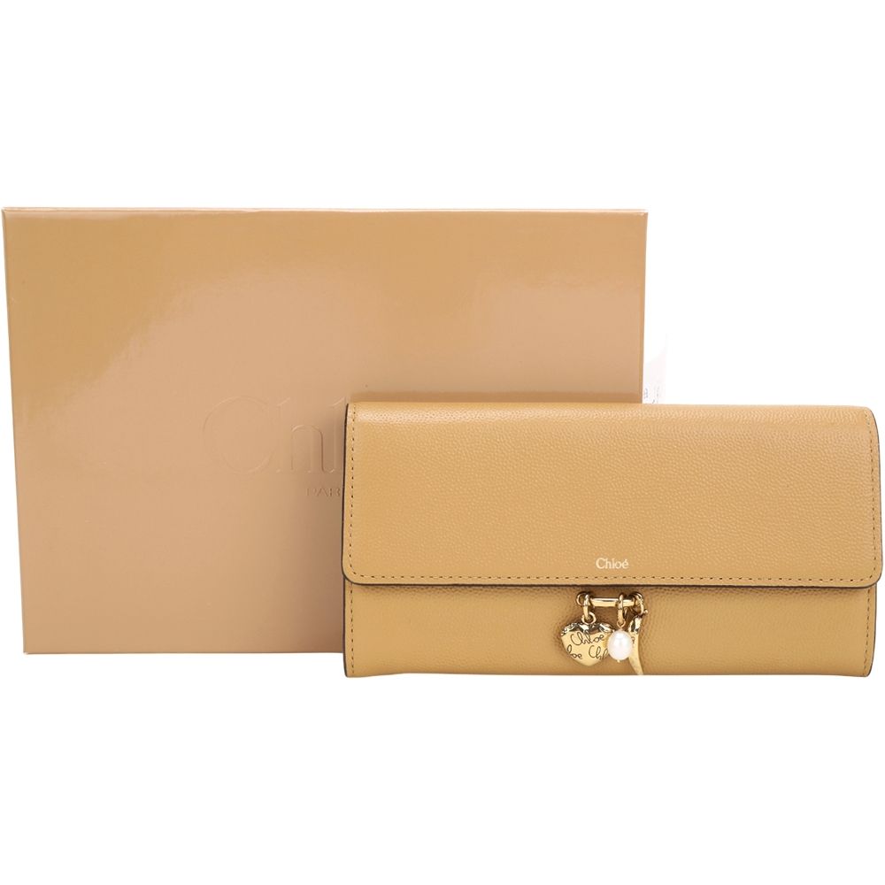 CHLOE 蔻依Charms 粒面小牛皮珍珠愛心吊飾翻蓋長夾(卡其色) | 歐系精品包/配件| Yahoo購物中心