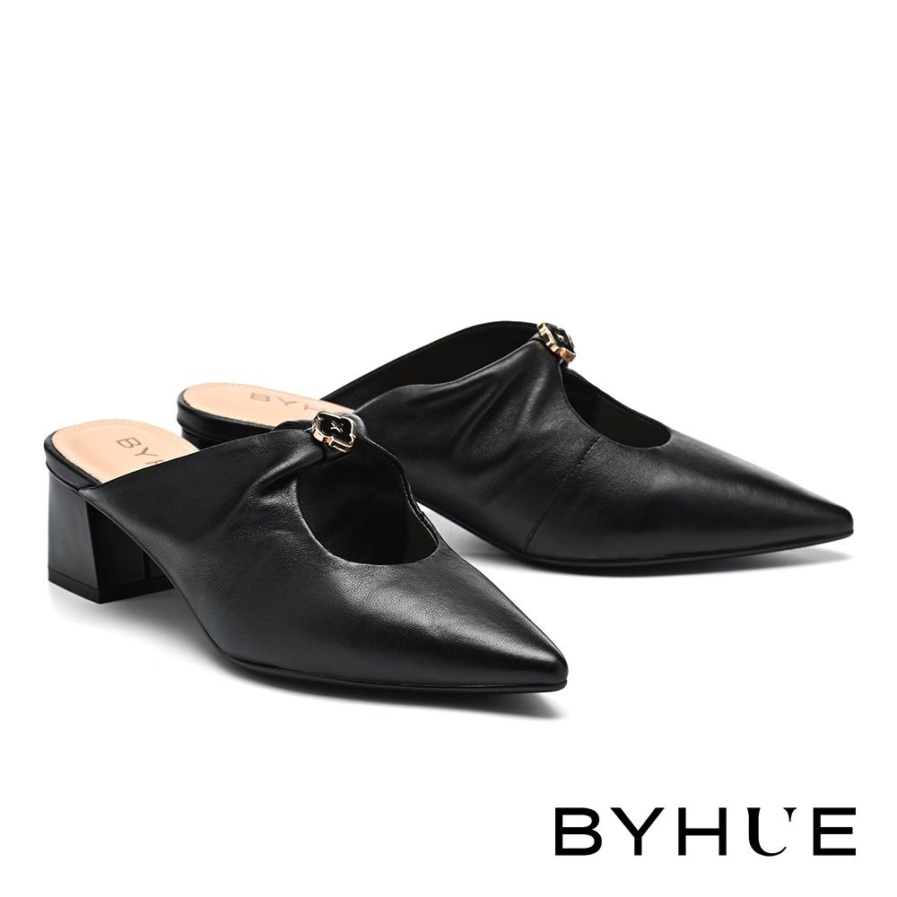 穆勒鞋 BYHUE 優雅大人感LOGO小花釦超軟羊皮軟芯高跟穆勒拖鞋－黑
