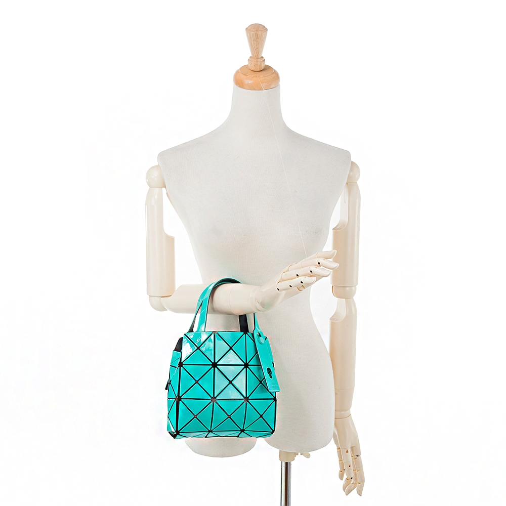 ISSEY MIYAKE 三宅一生BAOBAO 新款CARAT系列亮面3x3三角格手提包