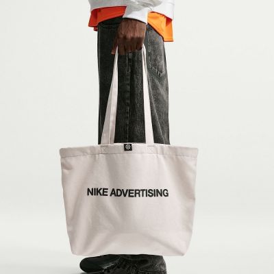 NIKE NK HERITGE TOTE GFX YR MSG HRE 男女 側背包 IU4945140