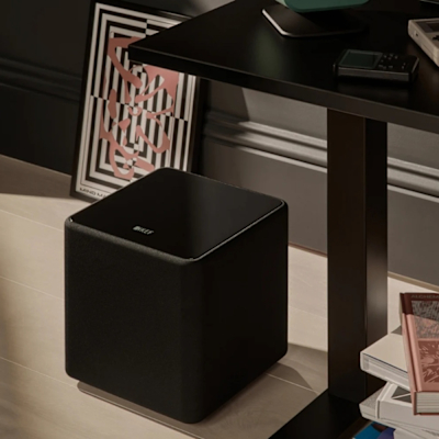 KEF英國 Kube 8 MIE 黑色戶外單件式低音炮，採用優質材質打造，適合戶外使用，提供強勁低頻表現。支援其他輸入介面，輕鬆連線多種裝置，帶來沉浸式音效。單件式設計，便於攜帶與安裝，完美適合戶外派對或露營娛樂。