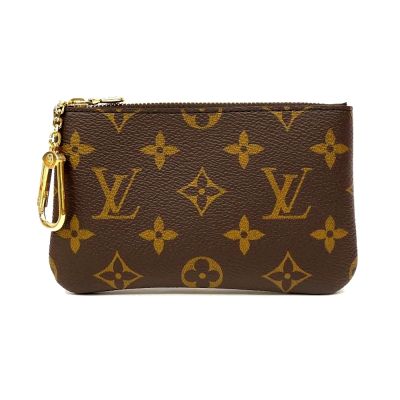 全新 LOUIS VUITTON 路易威登 M13559 經典 Monogram 印花帆布女款零錢包，咖啡色系設計，外層為高質感帆布，內層為牛皮材質，配有原廠防塵套與包裝盒。拉鍊式開口，內建1個內袋，適合日常攜帶與收藏。來自歐洲，法國製造，為女性時尚配飾的理想選擇。