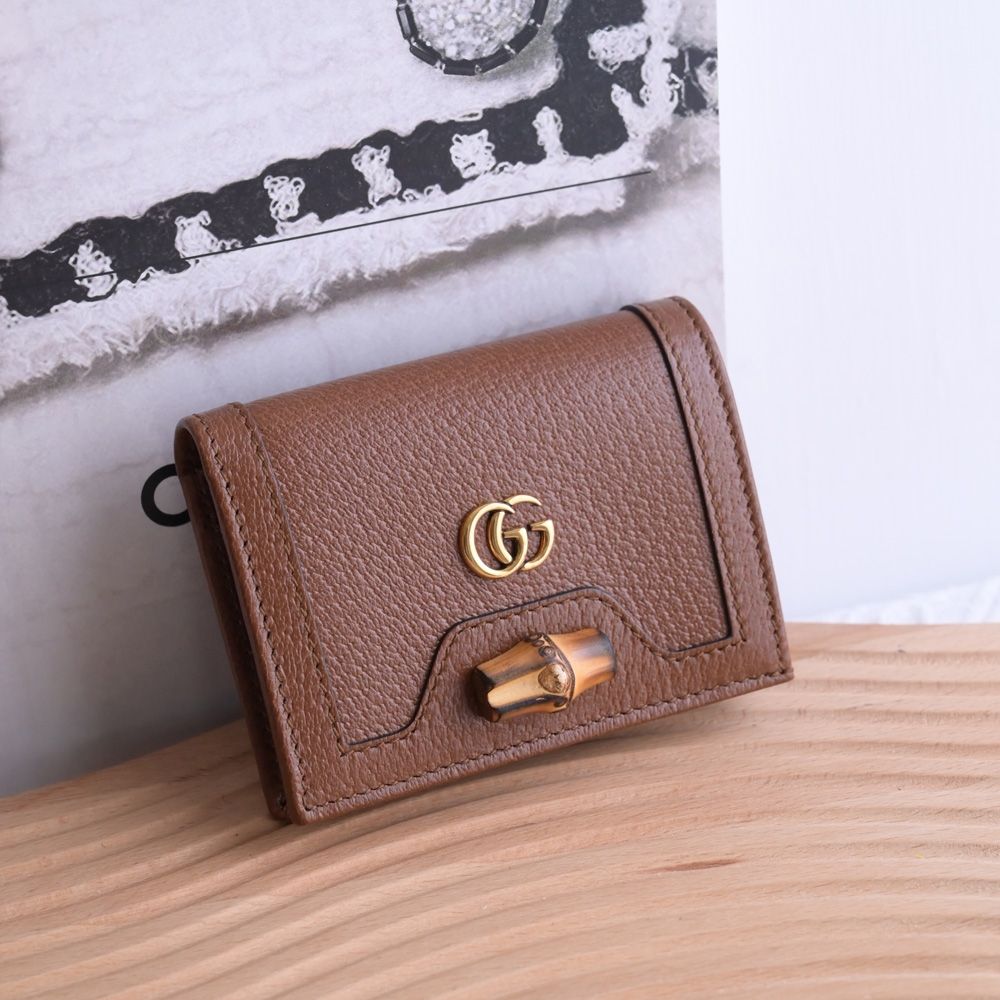 GUCCI Diana GG 經典竹節飾扣金屬GG LOGO荔枝皮革扣式零錢短夾(咖)