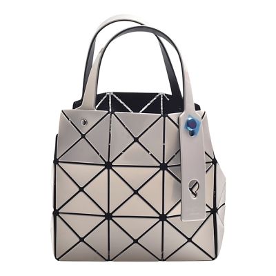 ISSEY MIYAKE 三宅一生 BAOBAO CARAT系列 3X3亮面手提包(淺米色)