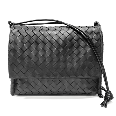 Bottega Veneta寶緹嘉 THE FOLD 小羊皮編織翻蓋皮繩斜背包 631464 Bottega Veneta 寶緹嘉 THE FOLD 小羊皮編織翻蓋皮繩斜揹包,黑色系設計,簡約時尚。外層與內層皆為高質羊皮,觸感柔滑,質感優異。採用掀開式開口,搭配皮繩設計,輕便實用。尺寸為長31公分、寬9公分、高21.5公分,背帶長度約111公分(不可調、不可拆)。適合日常使用,男女皆宜,為您帶來義大利時尚風格。