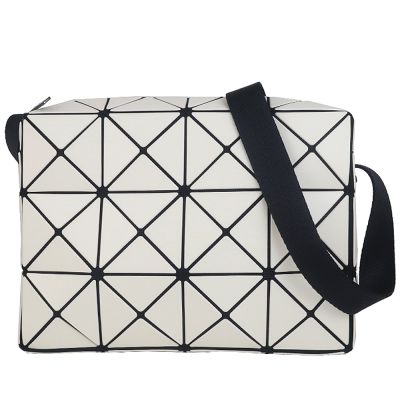 ISSEY MIYAKE 三宅一生 BAOBAO 白米色皮質三角格3x4立體小型斜背包