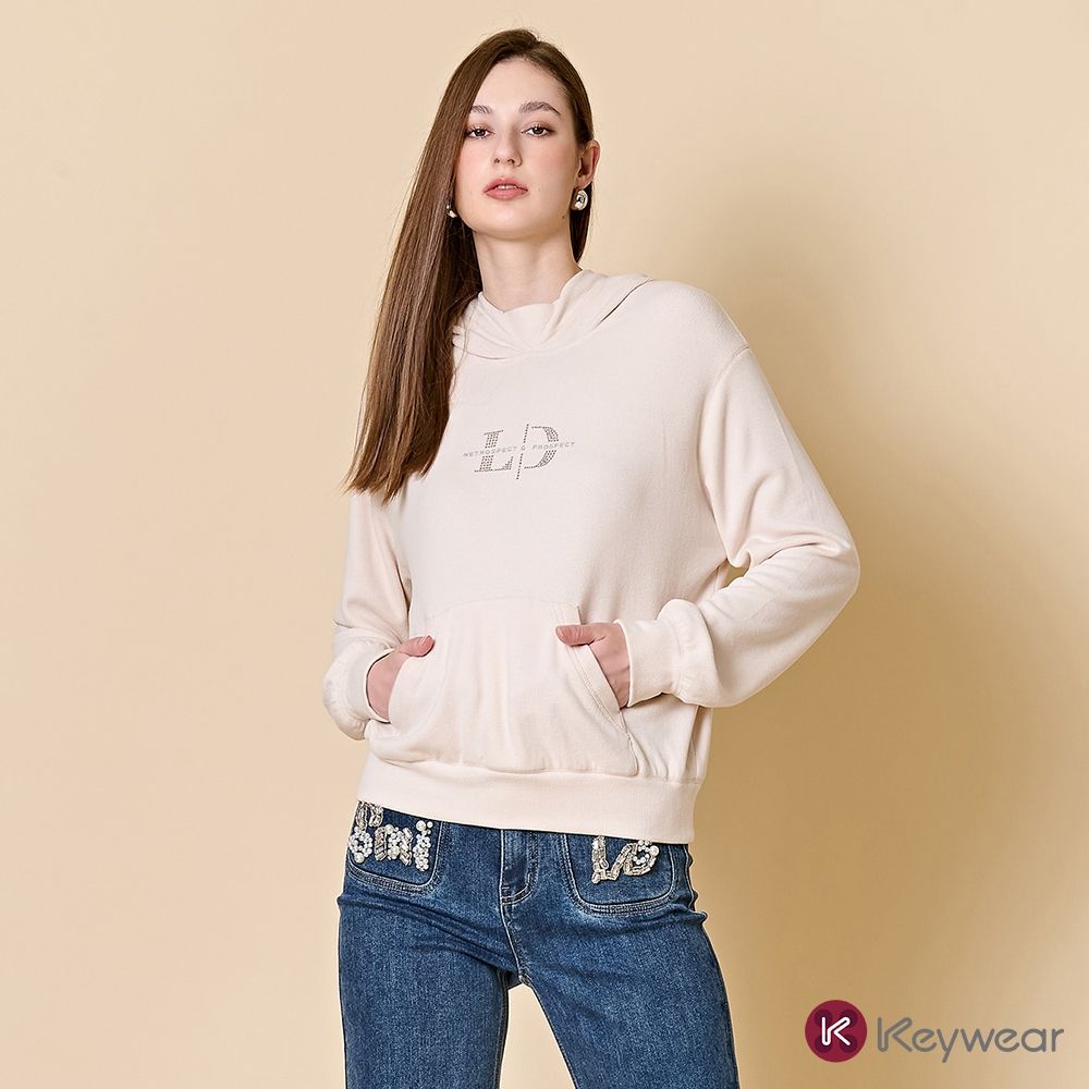 KeyWear奇威名品 閃耀燙鑽時尚長袖帽T-淺米色