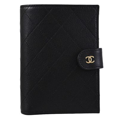 CHANEL 雙C LOGO菱格紋小牛皮扣式護照夾(黑金)