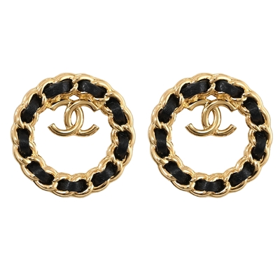 CHANEL 雙C LOGO穿鍊造型耳針式耳環(黑金)