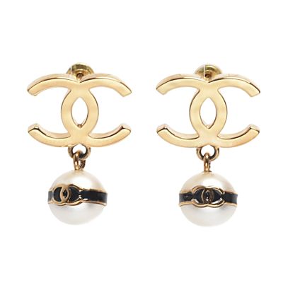 CHANEL 經典敲打紋雙C LOGO垂吊珍珠琺瑯針式耳環(金色)