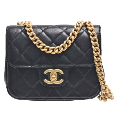 CHANEL香奈兒 CHANEL 經典仿舊金屬雙CLOGO菱格紋小牛皮雙鍊帶轉釦斜背包(黑色)