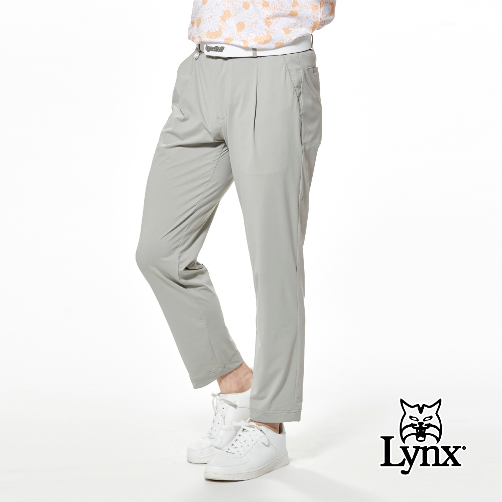 【Lynx Golf】男款日本進口面料彈性舒適百搭休閒款後腰剪接壓紋織帶造型單折休閒長褲(二色) (卡其色)