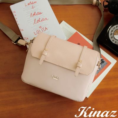 KINAZ 雙帶雙釦皮革掀蓋防潑水尼龍多層斜背包-杏霜抹醬-鹽感奶油系列