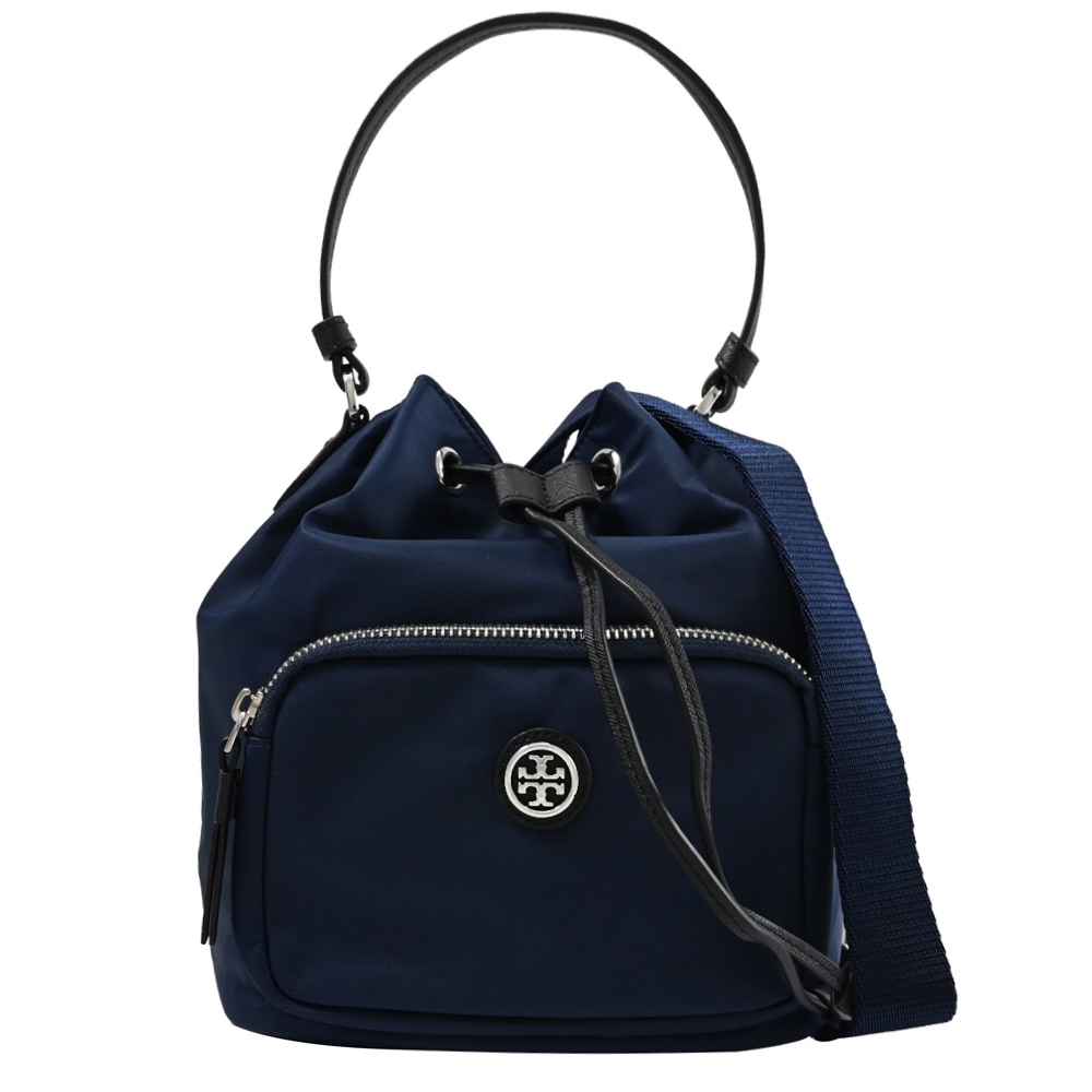 TORY BURCH Virginia 金屬LOGO質感尼龍手提斜背兩用水桶包(海軍藍) | 兩用包 | Yahoo購物中心