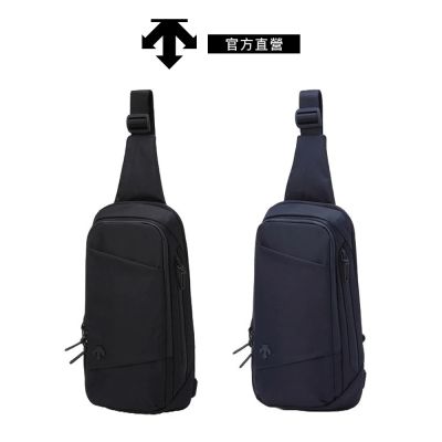 【DESCENTE】迪桑特 中性 全天候多功能通勤運動斜背包 斜肩包(黑色/藍色)