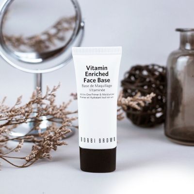 BOBBI BROWN芭比波朗 維他命完美乳霜 50ml 是一款適合各種膚質的保濕修護乳霜，專為臉部與眼部設計，提供長效滋養與柔滑觸感，讓肌膚保持健康與年輕。平行輸入商品，價效比高，品質與專櫃一致。