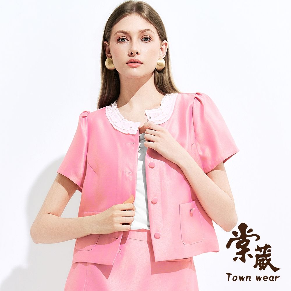 【TOWNWEAR棠葳】珍珠荷葉領絲光排釦上衣(女上衣/短袖/荷葉領/珍珠/排釦/口袋/氣質/優雅) (粉紅色系)