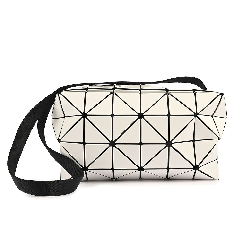 ISSEY MIYAKE 三宅一生BAOBAO CARTON ６x４亮面漆皮方格立體斜背包-白色