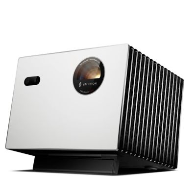 Valerion PLUS 2 是一款4K Ultra-HD 雷射投影機，採用白色系設計，輕巧可攜式，適合室內使用。內建喇叭，支援16:9畫面比例，亮度達2000 lm，對比度10,000:1，燈泡壽命長達25,000小時，提供高畫質與穩定表現。內建NCC與BSMI認證，保固一年，適閤家庭與商務用途。