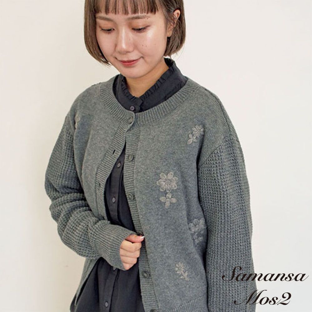 〚Samansa Mos2 〛精緻花朵刺繡排釦針織圓領罩衫