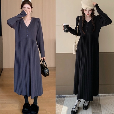 MOCO氣質極簡風V領半排釦收腰過膝百摺裙擺長版過膝加厚毛料針織洋裝L~3XL