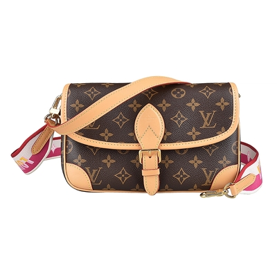 LOUIS VUITTON路易威登 LV M46049 DIANE 花紋LOGO寬版背帶設計Monogram帆布滾邊牛皮手提斜背包(咖啡x桃紅)