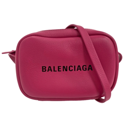 BALENCIAGA 巴黎世家 經典EVERYDAY系列品牌字母烙印小牛皮相機斜背包(深桃紅-XS)