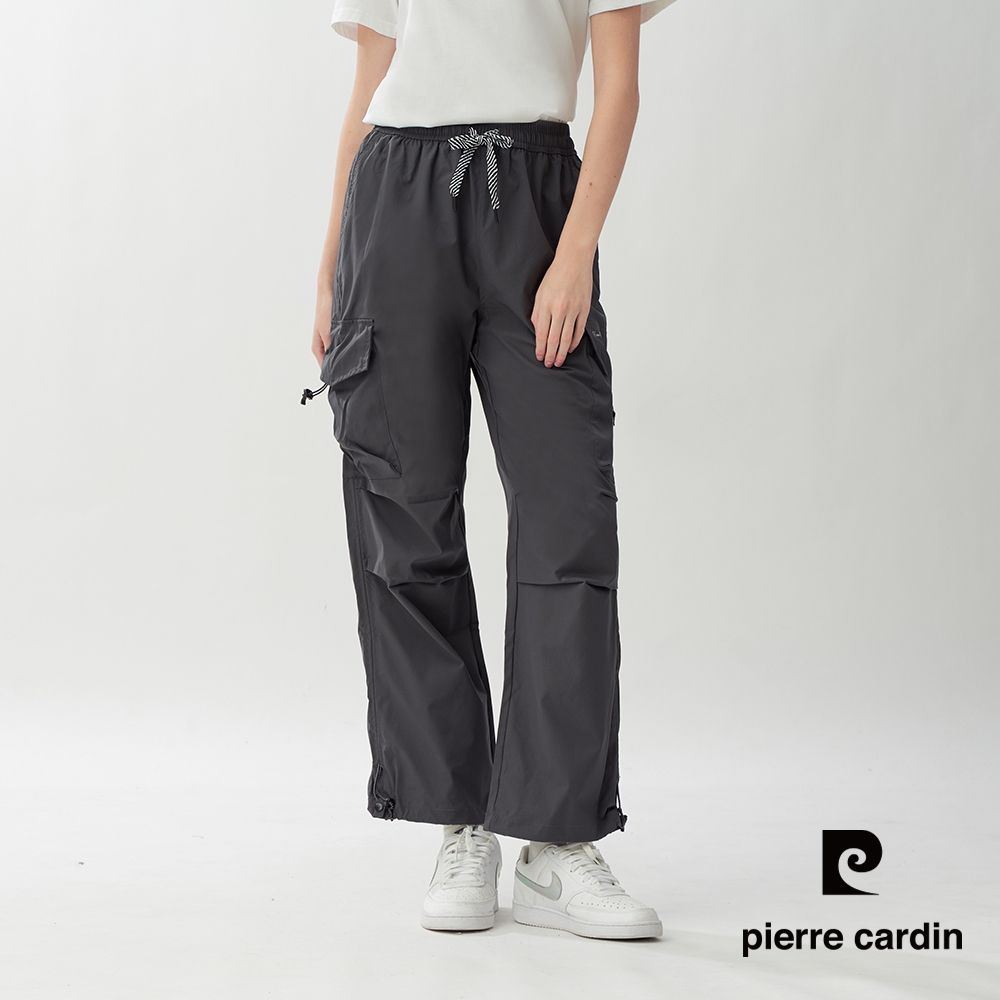 pierre cardin 皮爾卡登 網路獨家 女款 輕量機能工裝口袋休閒褲(四色任選) (深灰色系)
