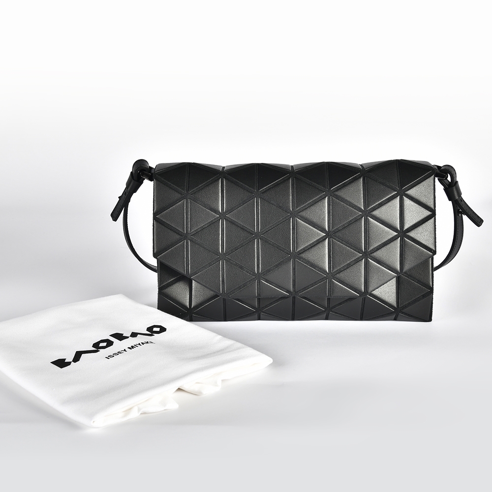 ISSEY MIYAKE 三宅一生BAOBAO TONNEAU MATTE 霧面幾何菱格翻蓋手拿/斜