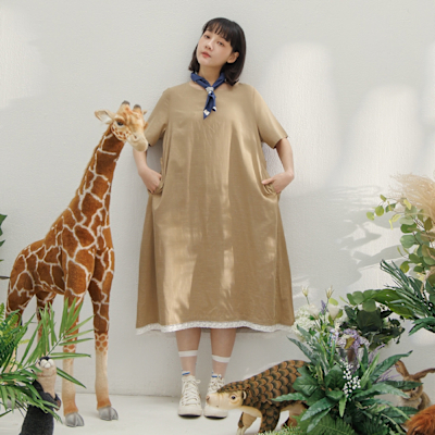 【MOSS CLUB】蕾絲花邊下襬後百褶棉麻短袖洋裝 藍 卡