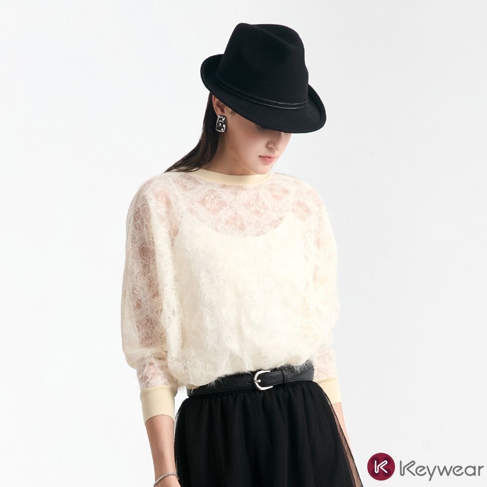 KeyWear奇威名品      柔杏蕾絲透紋垂袖針織上衣-象牙白