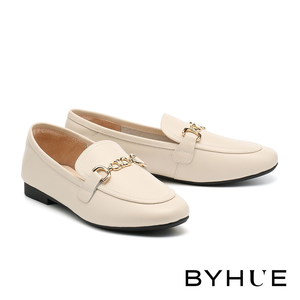 低跟鞋 BYHUE 別致時尚造型釦全真皮軟芯Q底樂福低跟鞋－米白