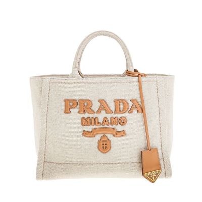 PRADA普拉達 立體皮革字體輕盈亞麻混紡手提袋 托特包 PRADA普拉達全新推出的一款輕盈托特包,採用卡其色系與白色系設計,融合編織與皮革元素,外層為棉麻與牛皮混紡,內層為帆布,內建2個內袋,配有原廠防塵袋,適合女性日常使用,義大利製造,歐洲,可輕鬆放入A4檔案
