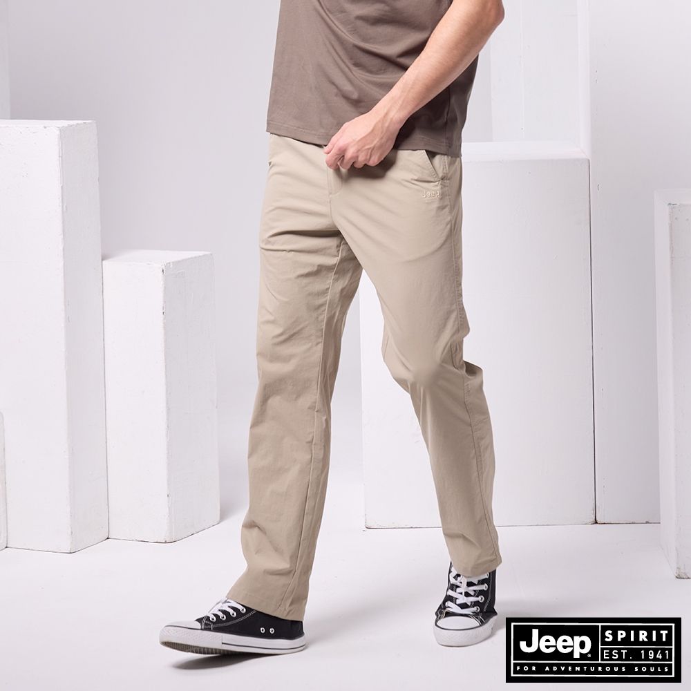 JEEP  男裝 輕量彈性舒適休閒長褲-卡其色
