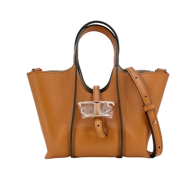TOD’S Timeless 中型 T 字釦帶小牛皮托特包 TOD’S Timeless 中型 T 字釦帶小牛皮托特包,採用高品質小牛皮製成,經典咖啡色系與卡其色系選擇,兩用設計可手提或肩背,搭配實用釦式開合與防塵袋,適合日常出勤與輕便出遊,無夾層設計簡潔實用,為女性時尚配飾增添優雅氣質。