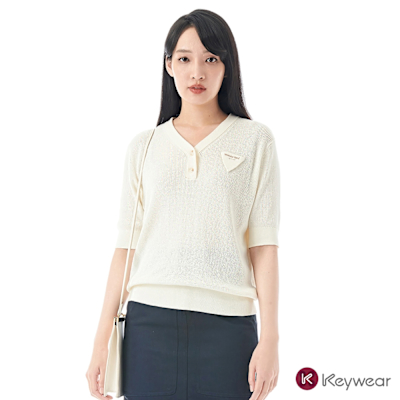 KeyWear奇威名品 V領貼標針織上衣-淺米色