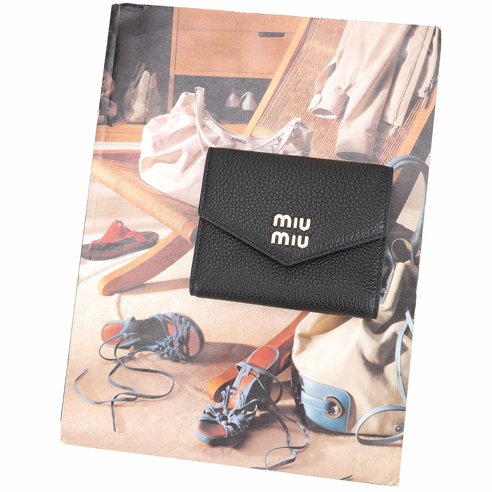 miu miu 字母荔紋小牛皮三折信封釦短夾(黑色) | 歐系精品包/配件