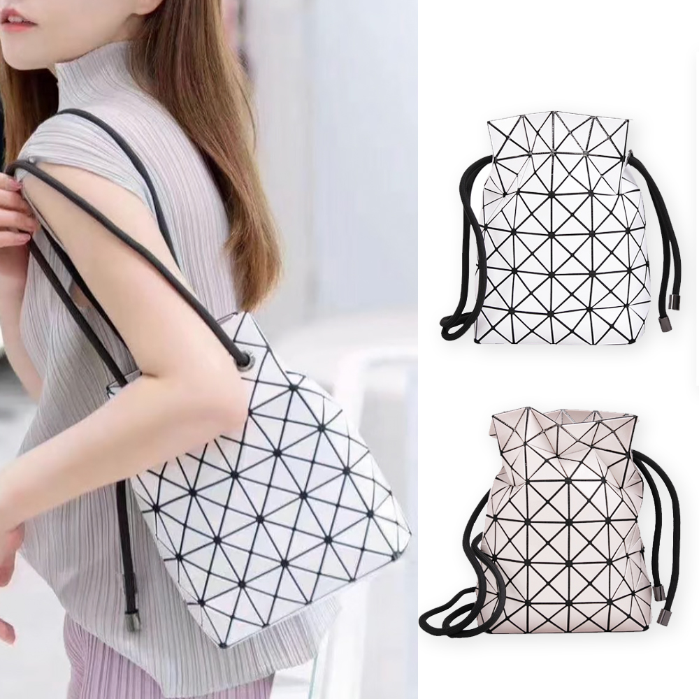 ISSEY MIYAKE三宅一生BAOBAO WRING 亮面調節背帶水桶包(多色選)