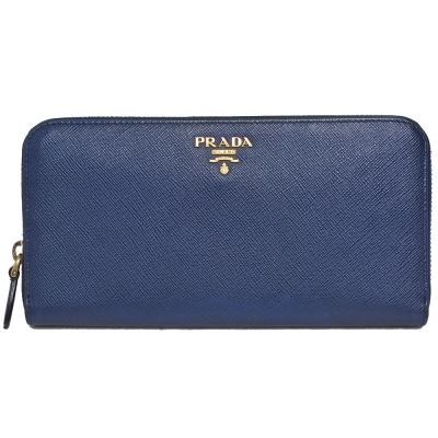 PRADA普拉達 VITELLO 系列金色浮雕 LOGO 直紋牛皮拉鍊長夾 全新 PRADA VITELLO 系列金色浮雕 LOGO 直紋牛皮拉鍊長夾,外層與內層皆為防刮牛皮,經典設計搭配拉鍊式開口,內建1個內袋,適合日常攜帶與搭配。尺寸為長20cm、寬2.5cm、高10cm,來自義大利製造,歐洲來源,專為女性設計。
