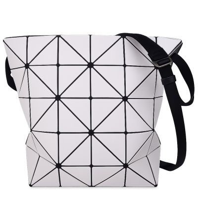 ISSEY MIYAKE 三宅一生 BAOBAO 白色皮質三角方格6x5斜背包