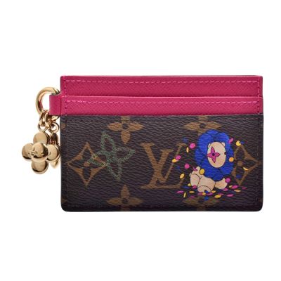 LOUIS VUITTON路易威登 LV M15332經典Vivienne Winter Holiday系列Monogram帆布小花吊飾卡夾(棕/桃紅)