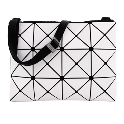 ISSEY MIYAKE  BAOBAO  原色透幾何方格3X4肩斜扁包(白)亮面