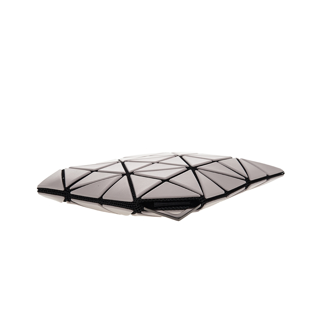 ISSEY MIYAKE 三宅一生BAOBAO 新款FLIPPER系列亮面三角格附鍊帶