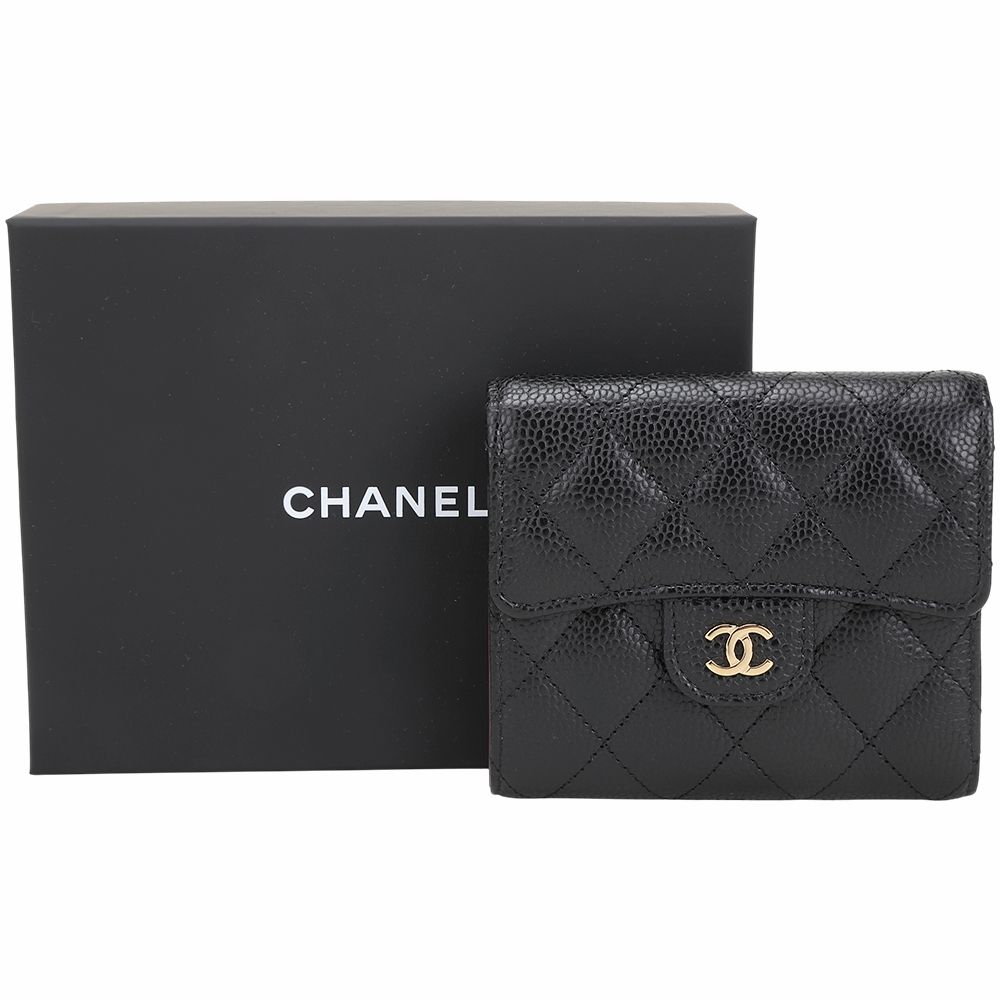 CHANEL 香奈兒 菱格衍縫粒紋牛皮三折釦式短夾(黑色)
