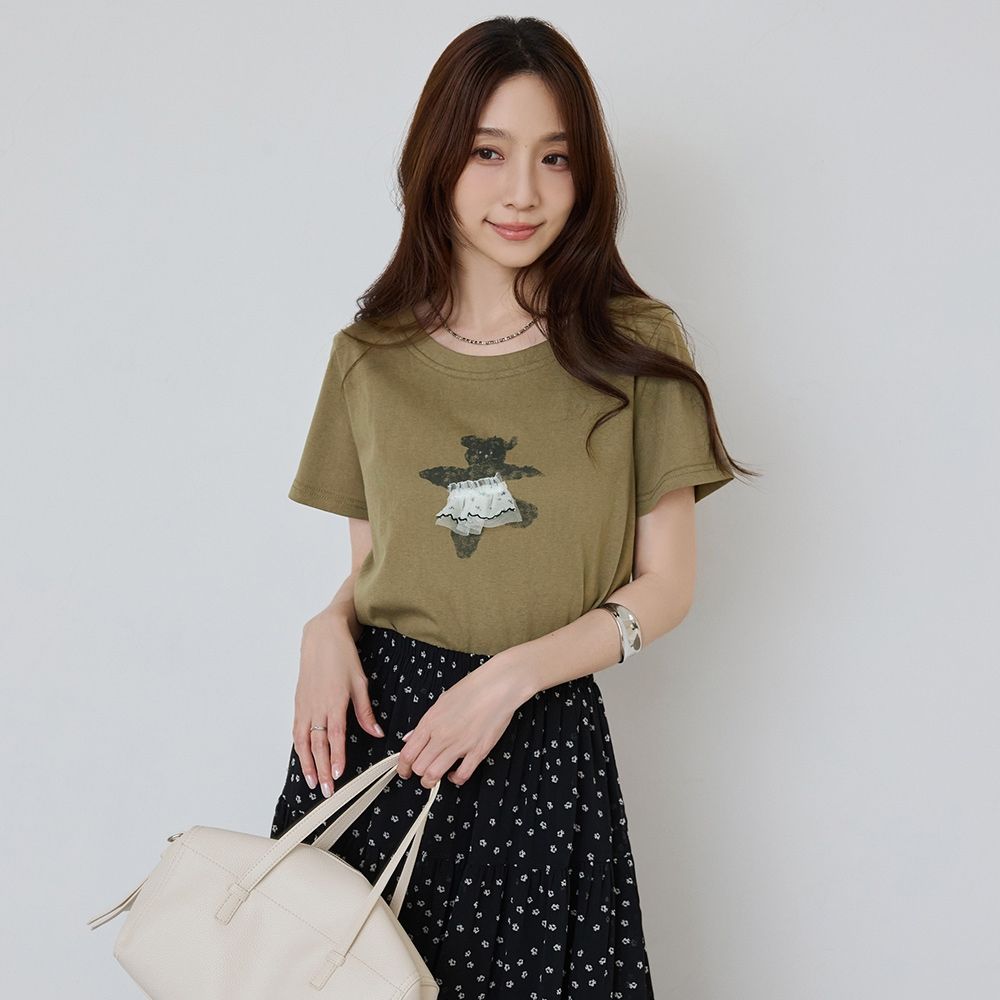 OB嚴選-棉質暈染風小熊芭蕾印花短袖上衣《AB21486-》 (軍綠)