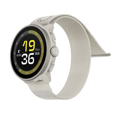 SUUNTO RUN 是一款專業運動智慧手錶，具備計步、GPS、心率偵測、防潑水、游泳防水、睡眠監測、健康資料偵測及運動偵測功能，支援單機作業，螢幕尺寸小於2吋，待機時間長達8-30天，輕巧僅36克，符合NCC認證，適合日常與運動使用。