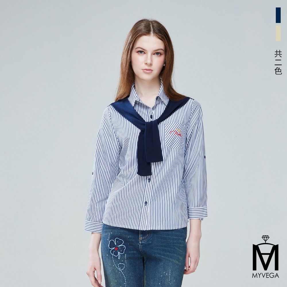 MYVEGA麥雪爾 MA棉質造型披肩條紋logo刺繡襯衫-共二色 (深藍)